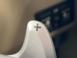 【パドルシフト】ハンドルから手を離さずに素早くシフトアップ&ダウンができるので、エンジンブレーキを使う下り坂や高速道路の合流で加速したい場面で役立ちます。