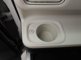 公式装備として保温機能付きカップホルダーが搭載されています。ドライブ中いつでも温かい飲み物を飲むことができる優れもの♪
