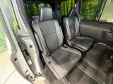 後部座席も気になるようなキズ・汚れやへたり等、大きなダメージはなく、良好な状態です。