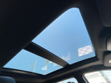 ●サンルーフ:開放感たっぷりの希少装備、サンルーフが装着されています!車内に明かりを取り入れたり景色を楽しむ以外にも、車内の空気も簡単に換気できて快適です!