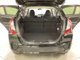 ラゲッジも広く使いやすいトランクは、開口部も広く荷物の積み下ろしもしやすいお車となっております。リアシートの背もたれは6:4の割合で分割して可倒できるので、長いお荷物などを載せることもできます。