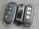 スマートキー2つとエンジンスターター付きです。