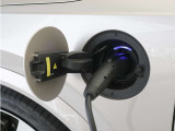 専用コードを接続するだけで簡単に充電が行えます。走行中の充電のほか、自宅などに設置された充電機器からの充電が可能です。