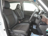 運転席のスペースはゆったりしていて、視界も広く確保されているので普段の運転からロングドライブまで快適です。