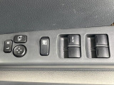 【電動格納ミラー】サイドミラーは電動格納式となっており、狭い駐車場でもキズがつくリスクを抑えられます。