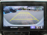 リバースギア連動のバックカメラが付いています。画面に鮮やかに写りますので夜間や雨の日も安心してバックできますね。人気装備の一つです。