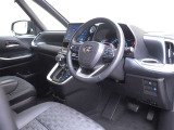 運転席の様子です。見通しの良いすっきりとした内装で運転しやすい空間となっております!