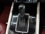 アクセルペダルを踏み込む量や速さに応じて変速パターンを最適制御し、人馬一体の運転感覚を発揮してくれる6速オートマ!