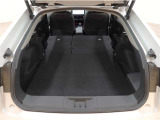 後席を格納すると大きなスペースが出来るので大きな荷物も積み込めます!