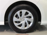 純正のスチールホイール+ホイールキャップ装着車です。