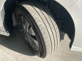 16インチタイヤと純正ホイールカバー。