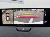 360&deg;ビューモニターでは、両サイドとフロント、バックカメラの合成で、あたかも上空から見下ろした様に周囲を確認して頂けます。駐車場だけでなく、T字路等でも活躍のアイテムです!