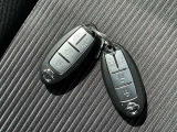 【インテリジェントキー】 ドアロックの開閉やエンジンスタートの操作までもボタンひとつでOKなんです。お買い物で、両手が塞がっている時もキーをポケットに入れていればボタン一つでドアロックを開閉出来ますよ