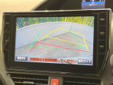 【バックカメラ】駐車時に後方がリアルタイム映像で確認できます。大型商業施設や立体駐車場での駐車時や、夜間のバック時に大活躍!運転スキルに関わらず、今や必須となった装備のひとつです!