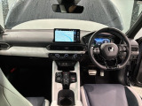 使いやすいレイアウトのダッシュボード周辺です。オートエアコンや小物入れなど嬉しい装備が満載です。