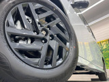 【純正アルミホイール】外観にマッチした純正アルミホイールを装着しております。各種社外アルミホイールや、スタッドレスタイヤも取扱いしております。是非ご相談ください♪