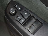 電動格納式ドアミラー・パワーウインドウを装備しています。