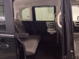 ホンダ車の低床ボディは乗りやすく、足元も広びろですよ。