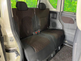 後部座席も気になるようなキズ・汚れやへたり等、大きなダメージはなく、良好な状態です。