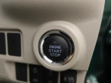 電子カードキーをポケットやバッグの中に入れておいたままでも、ブレーキを踏みながらボタンを押すだけで、スマートにエンジンスタートできます♪