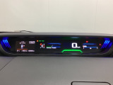 中央にデジタル表示のスピードメーターを配したハイブリット専用メーターになっています。左側のインフォメーション画面で燃費などの情報を確認できます。