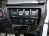 スタートスイッチ横には車両の様々なスイッチが並んでいます。バックドアもスイッチで開けられますよ!