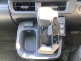 シフトレバー横にも収納スペースがあります。