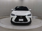 エクステリアは、一目でLEXUSとわかるスピンドルグリルを起点に、人が乗るキャビンの前後を大胆に絞り込んだ菱形のボディと力強く張り出したホイールフレアを融合させ、タイヤの存在を強調しています。