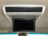 天井にリア席モニターが付いています。ナビゲーションで再生しているDVD等の映像を、後部座席の方にご覧いただくことができます。お子様にも大人気です。
