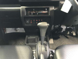 シフトレバーの奥に見えるのは、エアコンの操作スイッチでとっても使いやすいですよ♪