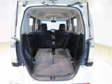 簡単に広がるラゲッジスペース♪可倒リヤシートを前に倒せばラゲッジスペースがさらに拡大!大きな荷物も収まります(^^)