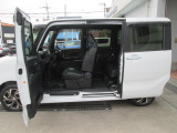 助手席側はピラーレスですので乗り降りがしやすいです。