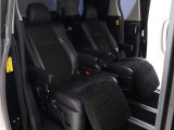 【特別仕様車限定】ハーフレザーシート!本革&ブラック人工皮革とアルカンターラシートがミックスされたハーフレザーシートです。おしゃれな色の組み合わせで高級感のある車内空間が広がっております。