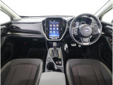 ■視界良好で運転しやすいコックピットです。シンプルで操作性の良いインパネ回りにデザインされ、SUBARUは安全性能に徹底的にまでこだわった視界設計を行っています。
