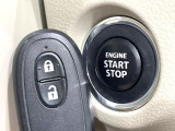 【キーレススタートシステム】カバンやポケットに入れたままでもドアの施錠・解錠が可能なスマートキーを装備。エンジンのオン・オフ時もカギを取り出す必要が無いからとっても便利です♪