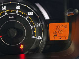 右方にインフォメーションディスプレイを備えた大径スピードメーターです。