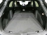 大きく開くラゲッジスペースです。左右独立でリアシートが倒れるので長尺の荷物も積むことが可能です。