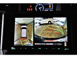 パノラミックビューモニターを装備。クルマを真上から見るように周囲を確認できます。