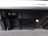 助手席グローブボックスにはETCスロットがございます。ナビと連動し、ゲート通過時に画面にて料金をお知らせいたします。