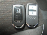 スマートキー付。キーを取り出さなくてもドアロックの施錠・開錠、エンジンの始動が出来ます。雨の日や荷物の多い日にとても便利ですね。