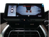 パノラミックビューモニター装備!トップビュー&フロントビュー・車両に取り付けたフロント、サイド、バックカメラの映像を合成して画面上に表示させることで、低速時の運転を補助する装置です。