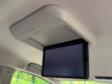 【フリップダウンモニター】大画面モニターで後席でもエンタメをお楽しみいただけます。小さなお子様にも大人気の装備です♪