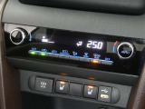 【オートエアコン】車内温度を感知して自動で温度調整をしてくれるのでいつでも快適な車内空間を創り上げます!どの席に座っても快適なドライブが楽しめます♪