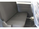 後席は背面を倒すことで荷室を広げることが出来ます。