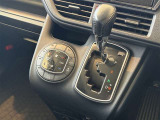 【シフトレバー操作部】快適な車内環境が維持できる「オートエアコン」搭載です☆