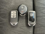 スマートキーです!ドアの施錠・解錠・エンジンの始動がスムーズで大変便利です!ドアミラーを室内からコントロールする事が出来るリモコンミラースイッチ付きです!