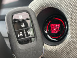 【Hondaスマートキー】カバンやポケットに入れたままでもドアの施錠・解錠が可能なスマートキーを装備。エンジンのオン・オフ時もカギを取り出す必要が無いからとっても便利です♪