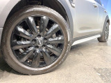 ●純正1イ8ンチアルミホイール:輸入車ならではの卓越した走りを支えるホイールと足回りです!日本車の走りに慣れている方にもぜひ体感して頂きたいほど、高いレベルでまとまっています!