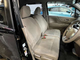 フロントシートです。運転席には座面の上下調節が可能なハイトアジャスターが装備されております。大きな痛み等が無く綺麗な状態です。