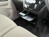 運転席横にはドリンクホルダーもございます。